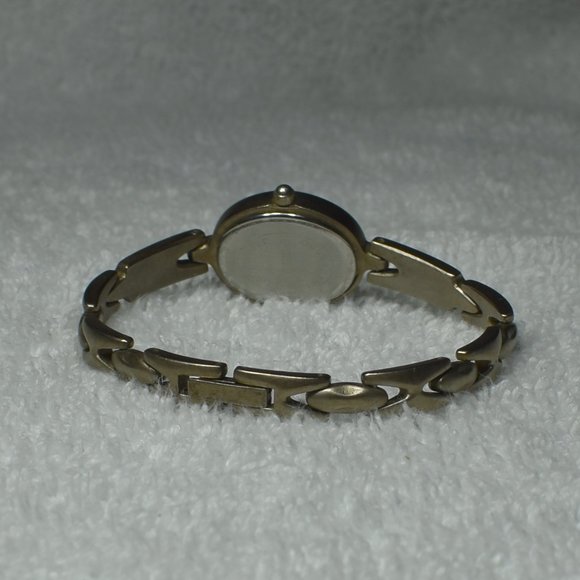 Vintage Guess Titanium Qwartz Watch w/ White Face - Picture 8 of 16